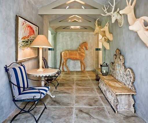 【入口】獸首雕塑、義大利長椅、十八世紀西藏馬形雕像