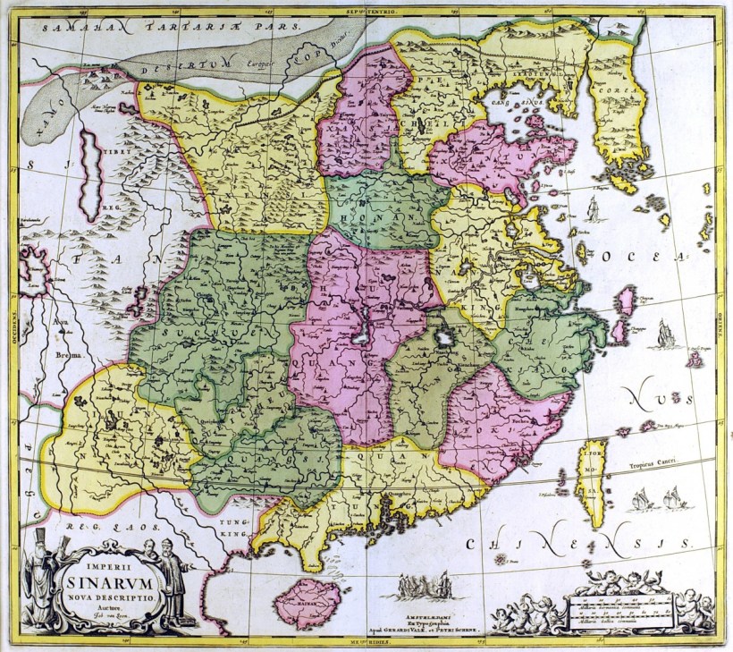 這張〈中華帝國新輿圖〉原為1657年強森（Jan Jansson）的《新輿圖》（Atlas Novus）中的中國地圖，一六九０年代再由Schenk & Valck再度發行。包含兩個人物裝飾開光及點景船隻圖案。中國各省已經大致精確描繪出來，許多城市亦被標示，海岸部分顯得更加準確，特別是廣州、澳門及香港地區的。韓國已是半島，較過去的地圖增加更多細節。台灣的西海岸較東海岸來得曲折，或許因為此區在荷據時代已經進行過深度的殖民開發，在地理認識上有比較豐富的依據，東海岸旁有兩艘中國平底帆船出沒。圖名開光部分飾有西洋傳教士與商人，左側縮尺則是一群小天使。