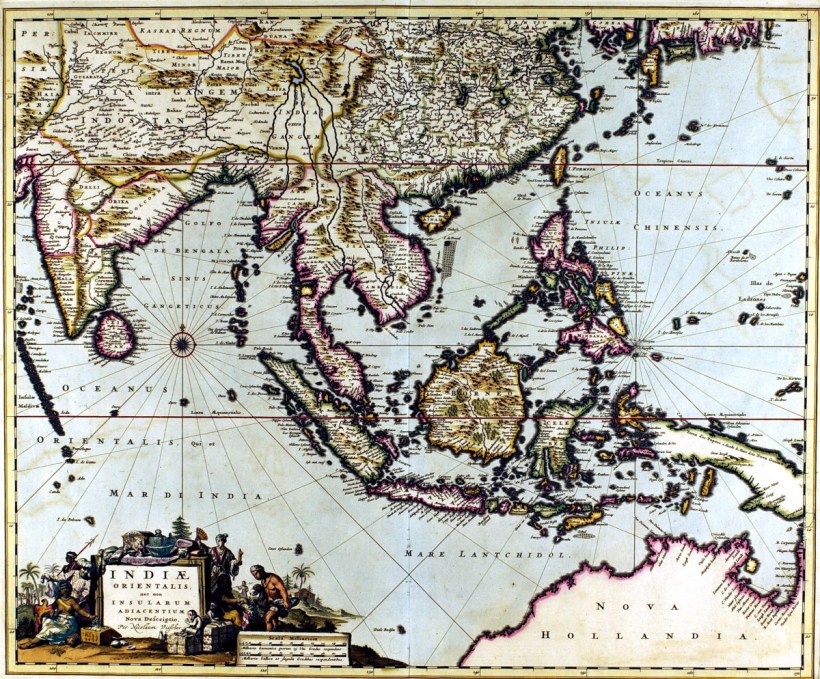 這張名為〈東印度及其附近島嶼新輿圖〉約在1680年出版，為荷蘭費雪（Visscher）製圖家族的尼可拉斯‧費雪（Nicolaas Visscher）製作。圖中包括印度、印尼、菲律賓、中國、台灣、日本南端、新幾內亞與澳洲北部等地區。標示出一些在當時這個地區其他地圖上所沒有的地名。圖名開光花飾精美，配上東印度地區的風物特產與人物，極富異國情調。原始手繪上彩，配上金色，全圖效果動人。台灣的形狀已略具雛形，周遭島嶼亦已標示出來。