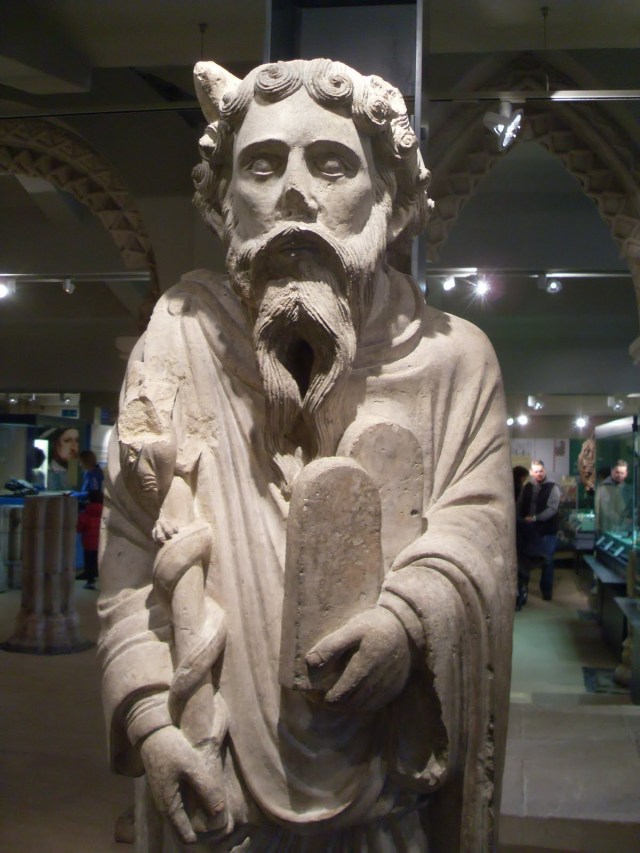 聖瑪麗修院（St. Mary's Abbey）之摩西雕像，現藏於英國約克夏博物館，約1200年。摩西的角逐漸流行起來。