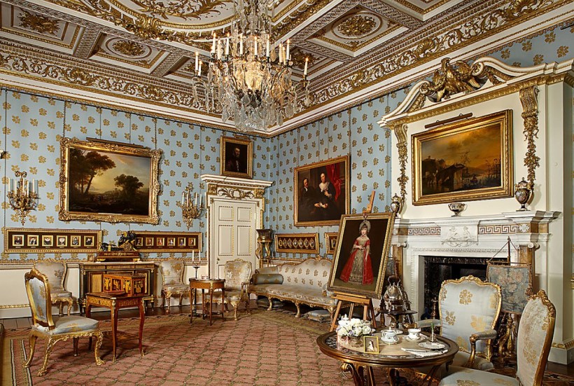 安娜‧瑪莉亞在藍屋與友人共享下午茶點