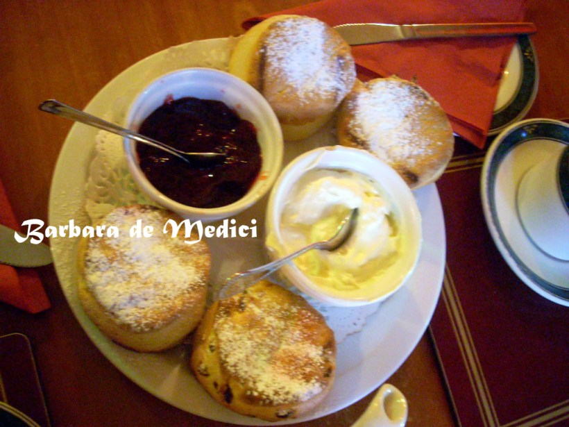 cream tea 內容包括茶、司康、果醬、奶油