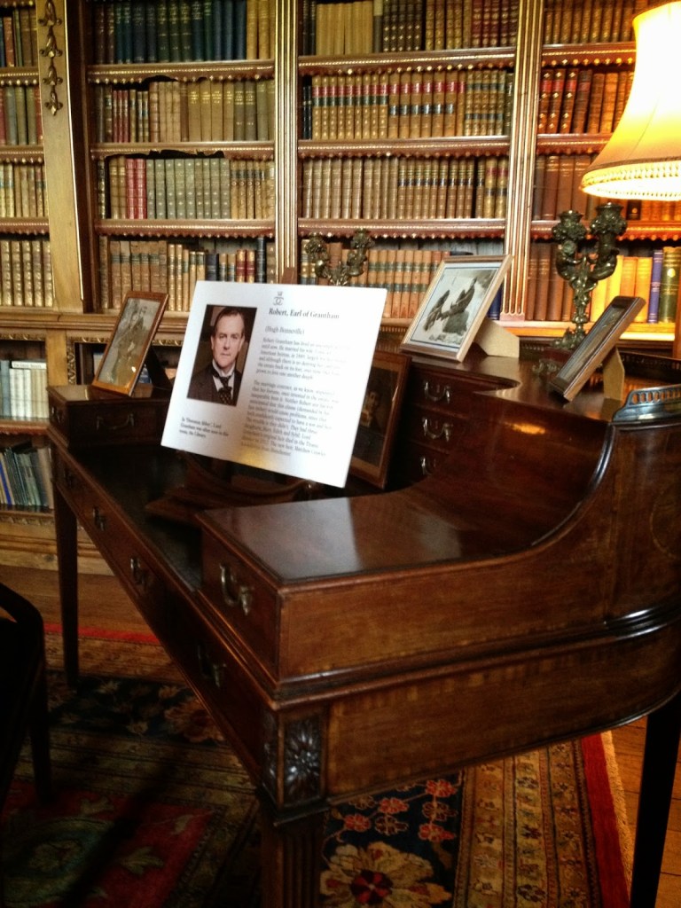 《唐頓莊園》劇中的格蘭特罕伯爵，亦是真實世界的卡納馮伯爵五世專用書桌
