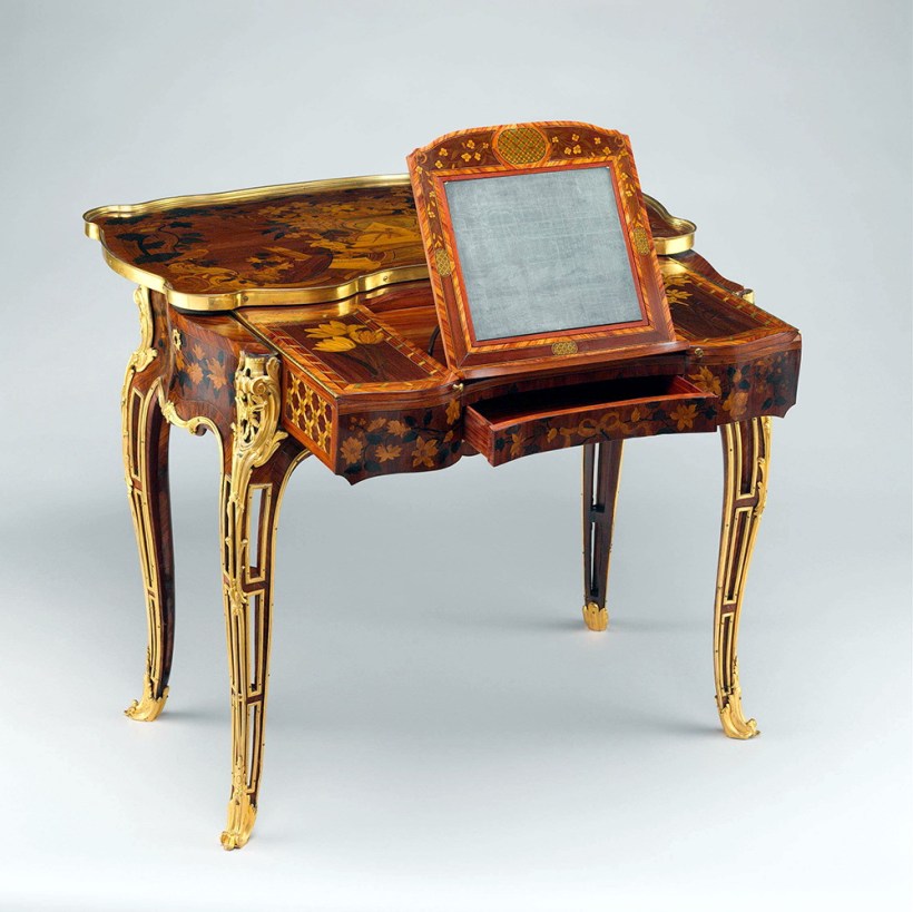 歐本（Jean-François Oeben），機械變形桌（Mechanical table），為龐巴度夫人設計，歐本死後，由拉克洛（Roger Vandercruse Lacroix, 1728-1799）製作完工，約1761-63，The Metropolitan Museum of Art, New York。圖片出處
