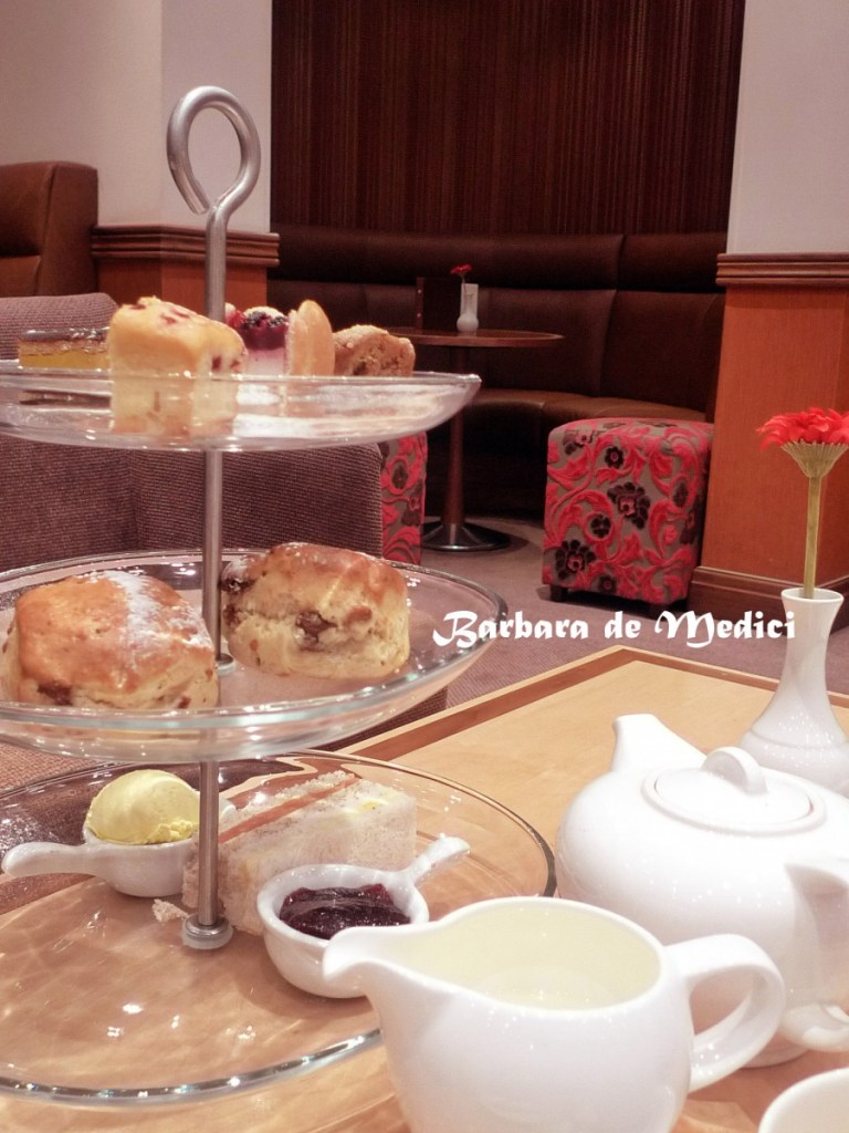 倫敦飯店內提供的英式傳統三層下午茶