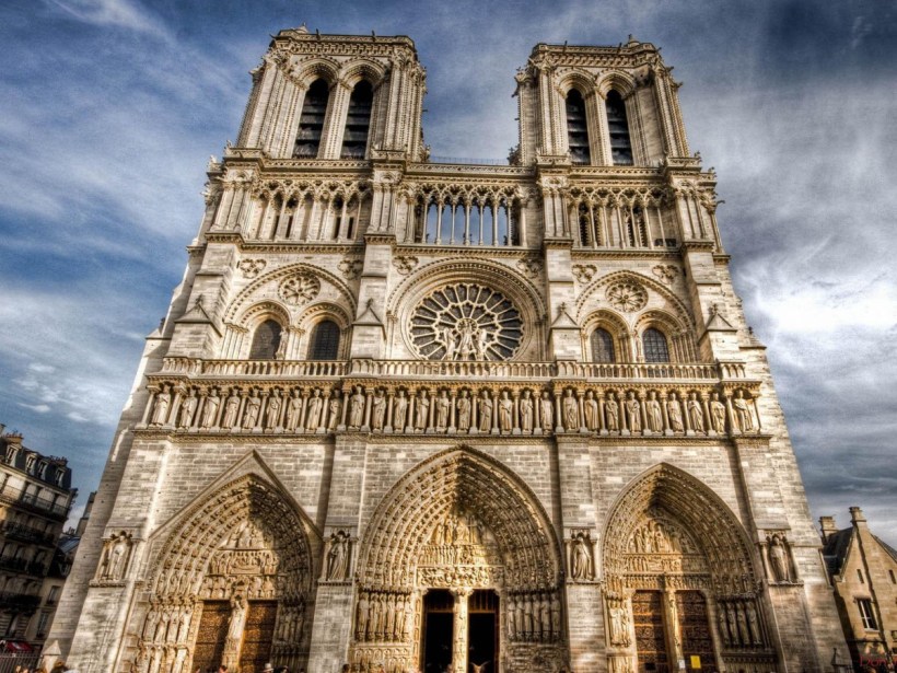 巴黎聖母院。融合許多古典的建築元素。