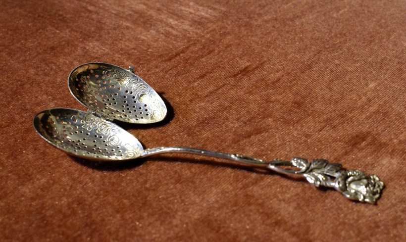 作者：德國作坊 名稱：銀玫瑰花飾濾茶器。 署名：無。 技法：手工鑄造。 尺寸：14.3 cm。 年代：二十世紀初。（SI 039） 