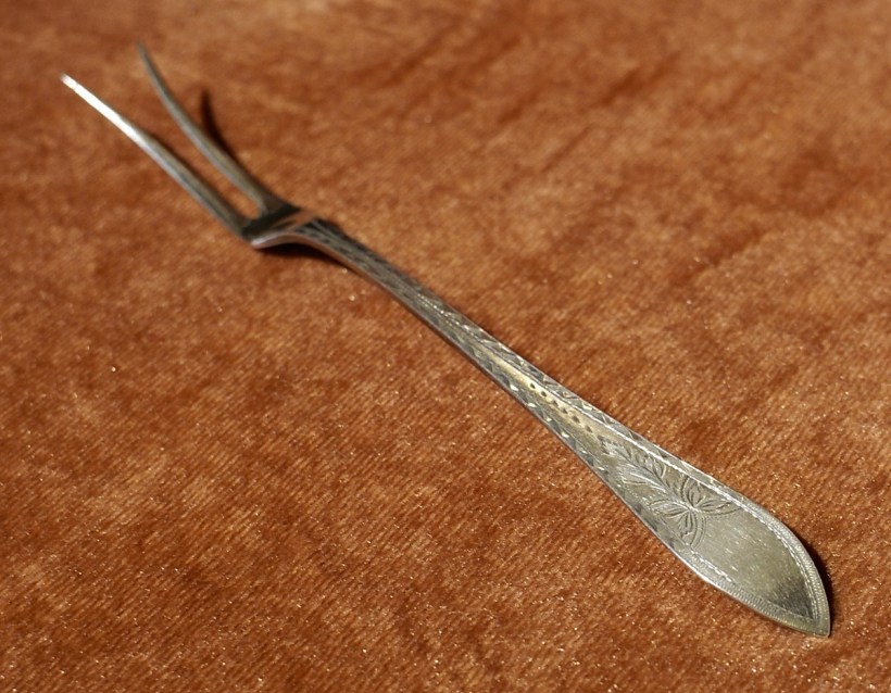 作者：丹麥R. Billing作坊。 名稱：835水果銀叉 署名：CFH檢驗局/R. Billing/ 丹麥三城堡落款。 技法：手工鑄造。 尺寸：16 cm。 年代：1919。（SI 060） 作品介紹： Christian F. Heise檢驗局落款。 