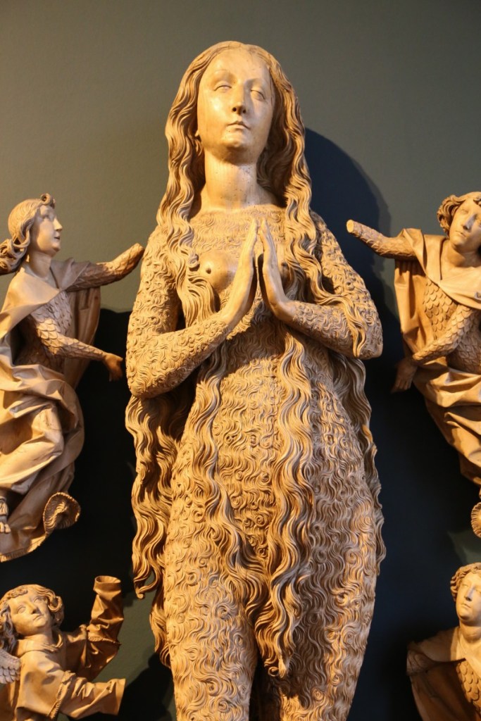 里門史奈德(Tilman Riemenschneider, 約1460 – 1531),《抹大拉馬利亞升天》,1490/1492,慕尼黑巴伐利亞國家美術館(Bayerisches Nationalmuseum)。