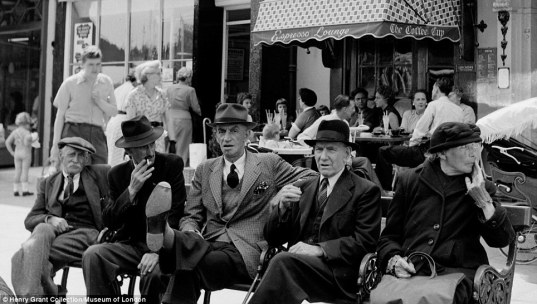 1950年代的倫敦咖啡館和現在一樣，可常看見長輩們坐著休憩的愜意畫面。
