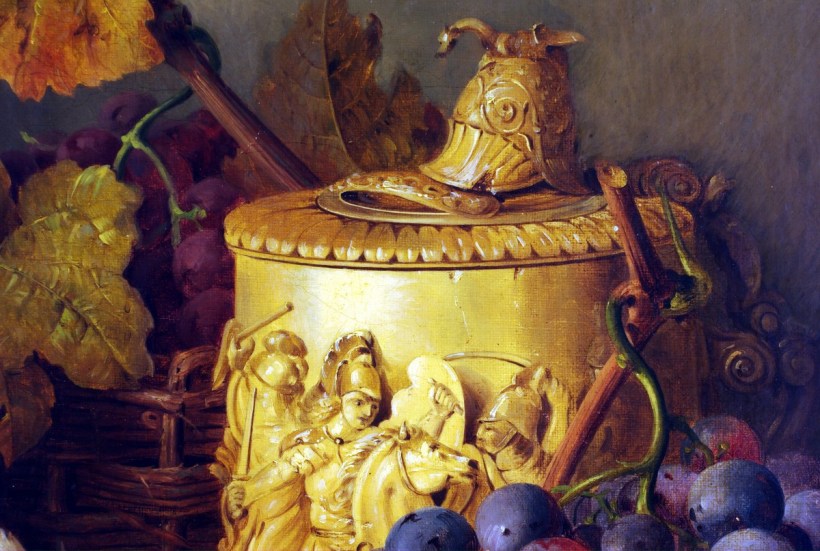 陶杯表面的戰爭場面浮雕與杯蓋上的頭盔，隱喻戰爭，或人類深惡的罪孽。