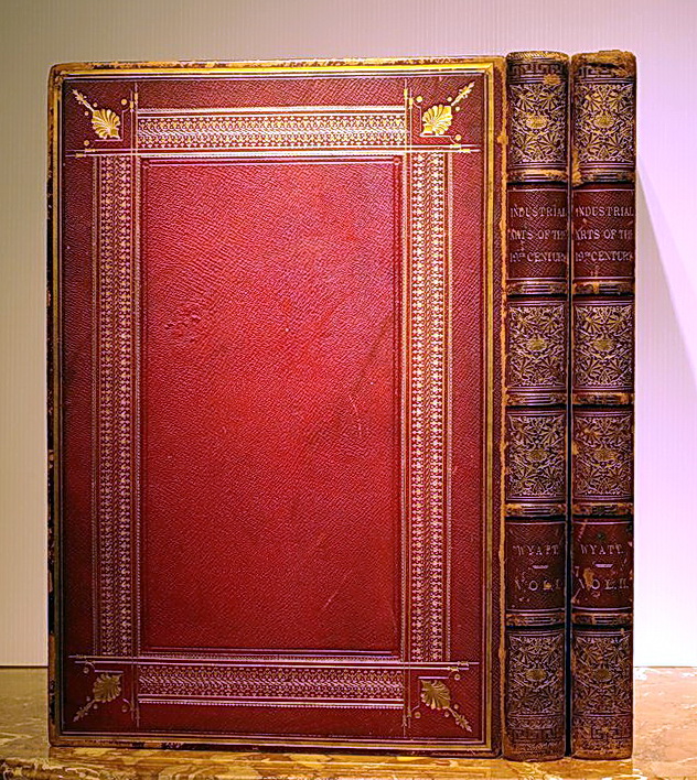 紅色摩洛哥山羊皮精裝,精美燙金書背與書名,書封內緣三面燙金。兩冊,內含158張全頁彩色石版插圖。