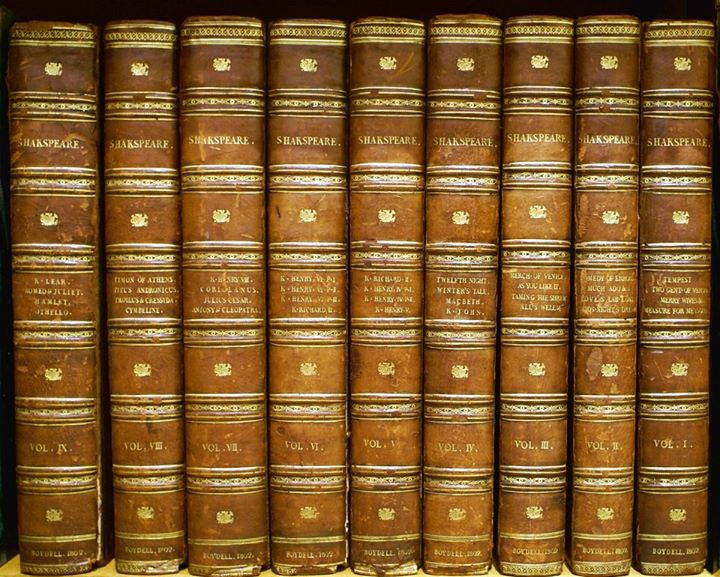 《莎士比亞劇作集》，馬皮精裝，燙金書名。