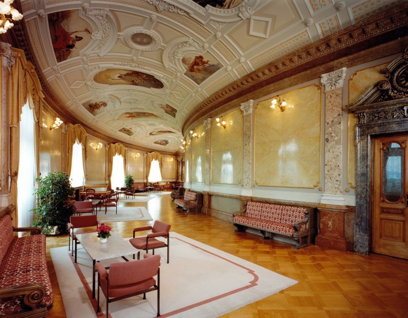 瑞士伯恩的聯邦議會大廈中大廳中安東尼歐‧巴札吉—康塔尼歐所繪製的壁畫，藉此呈現瑞士的國家象徵。