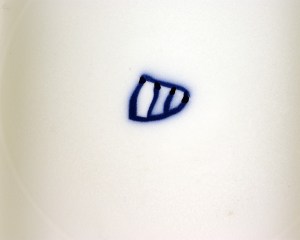 皇家維也納風格窯廠挪用維也納窯原本藍色盾形徽章商標。