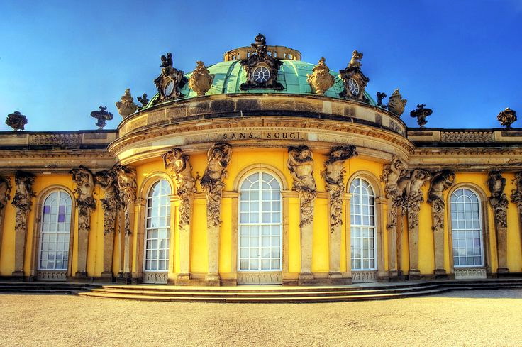 無憂宮外牆增加了許多裝飾雕像與屋頂飾物，配上鵝黃色彩，讓整棟建築多了輕盈躍動的氛圍。