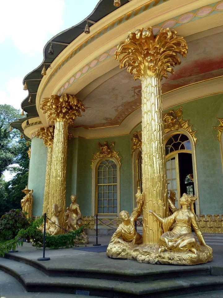 中國樓的鍍金雕像。